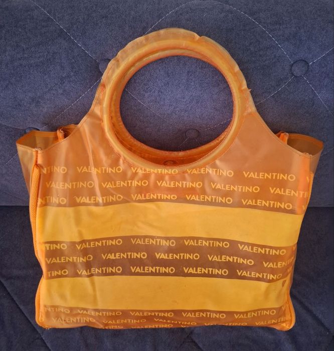 Продаётся большая пляжная сумка. Непромокаемая. Привозная.