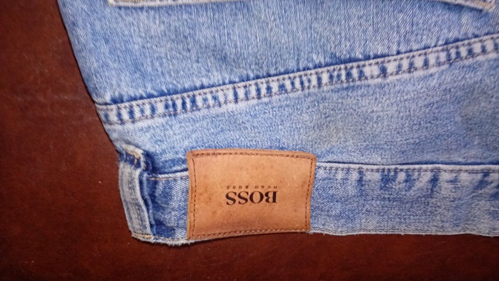 Pantaloni de blugi scurți prespălati Hugo Boss