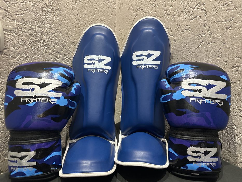 Кикбоксови ръкаваици и наколенки за кик бокс