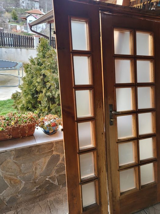 Продавам дървени касетирани врати