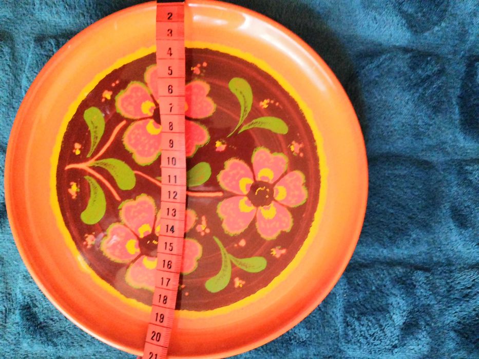 Farfurie decor din portelan. Portocaliu cu flori. Minora ciobitura!