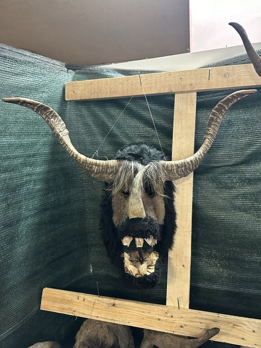 Кукерски маски от естествени материали