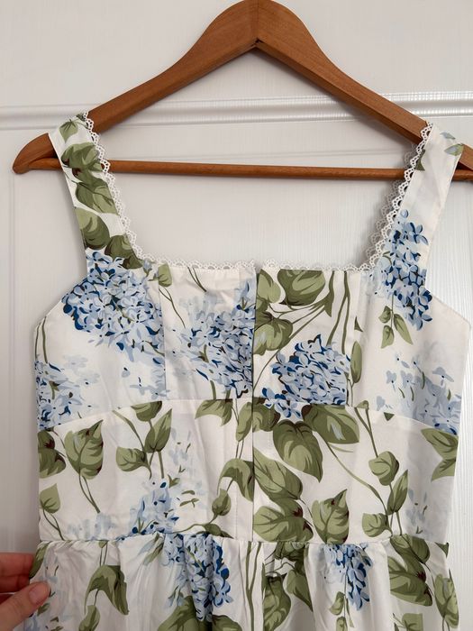 Rochie albă cu imprimeu albastru și verde