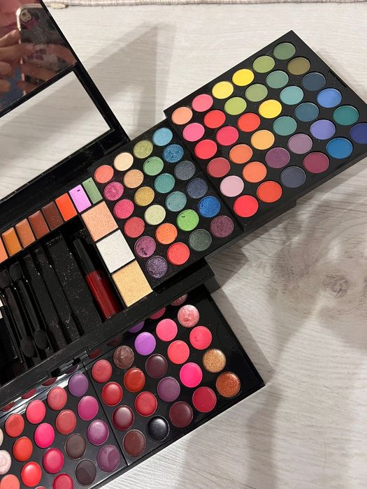 Trusa machiaj putin folosita decât 2 culori