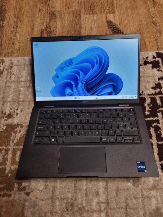 Laptop i7 generatia a12a constructie din carbon model foarte solid subitre si practic