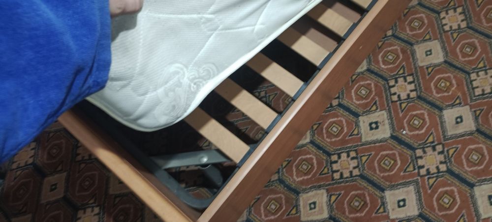 Продам мебель стол кровать.