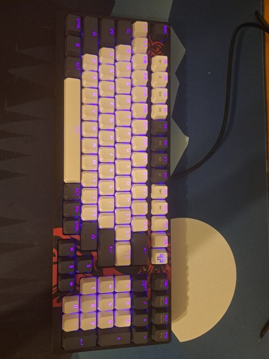 Tastatura cu red switches