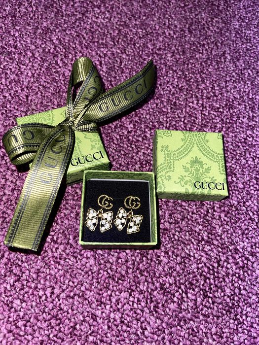 обеци гучи с панделка и кутия на марката старо злато златни gucci