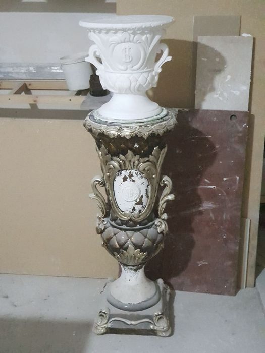 Скульптуры, барельефы,  роспись стен и потолков, художники