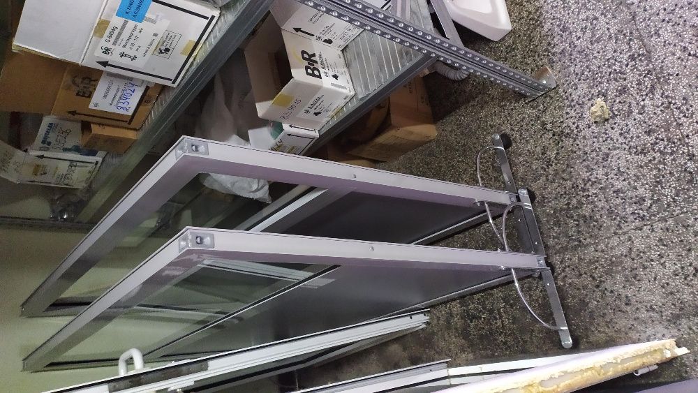 Продавам алуминиеви прегради/паравани на колелца