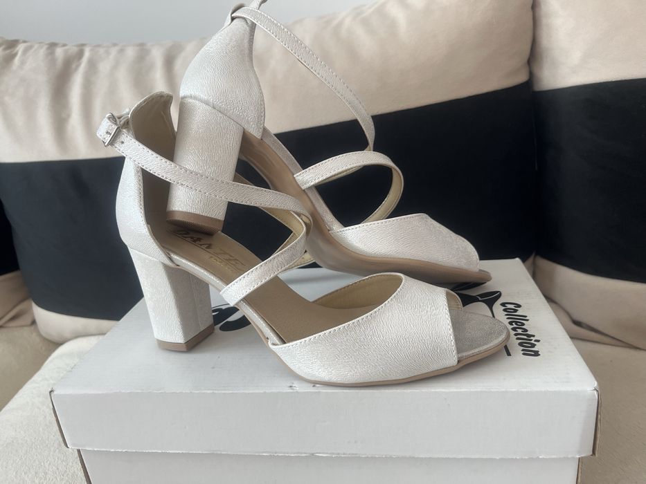 Sandale cu toc, marimea 39, calapod mai mare