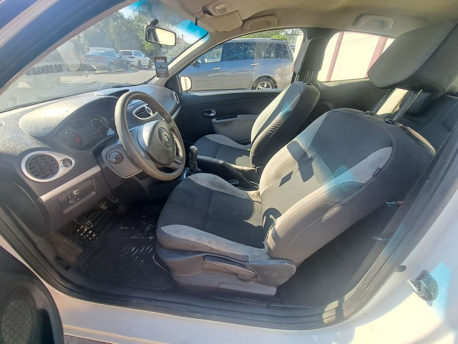 Renault Clio III 1.5 DCI

An fabricatie 2011

Motor 1,5 dci cel mai du