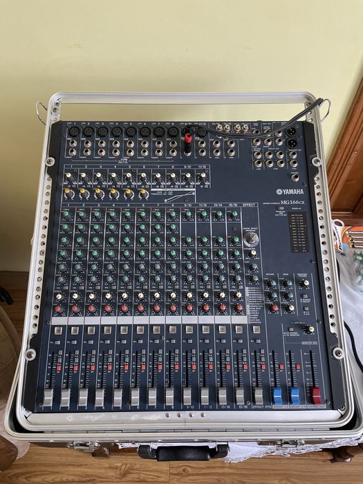 Vând sau schimb mixer yamaha mg166 CX