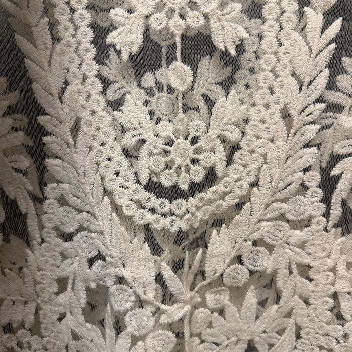 Bluză elegantă din dantelă bej, mărimea S-M, stare excelentă