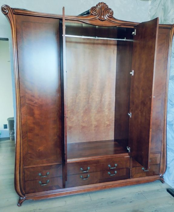 Продам деревянный шкаф