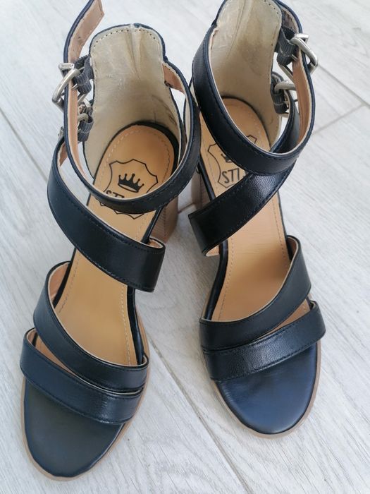 Sandale piele mărimea 35 cu interiorul de 22.5 cm