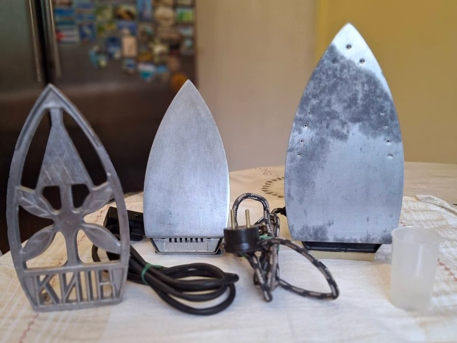 Работещи ретро ютии и парогенератор за дрехи.