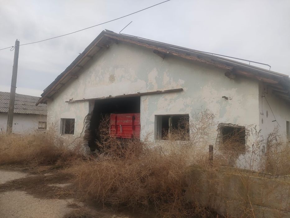 Vand ferma cu 2 grajduri (65 x 13)  fiecare. Suprafață totală 4500m2.