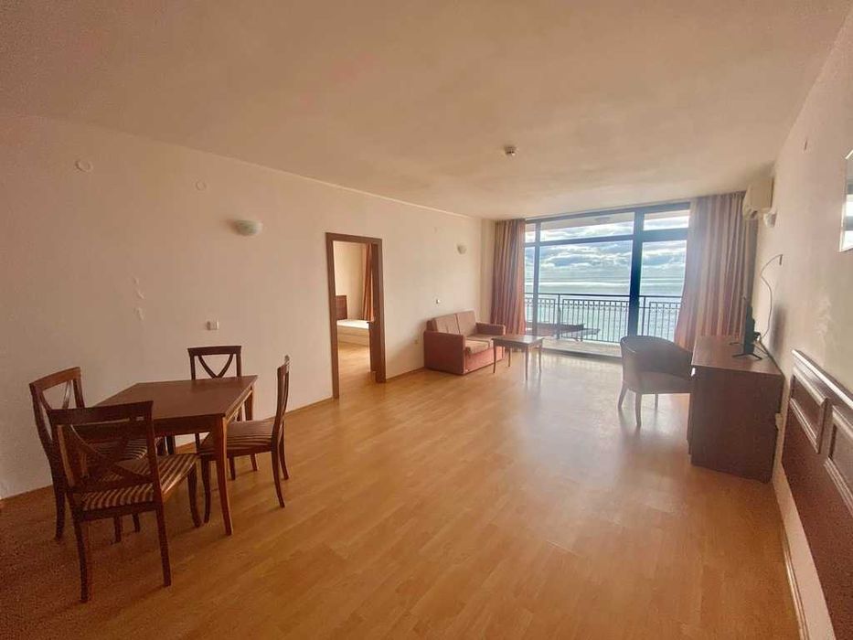 Просторен двустаен апартамент с морска панорама, Първа линия