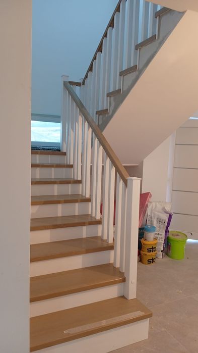 Scara din lemn masiv stratificat .