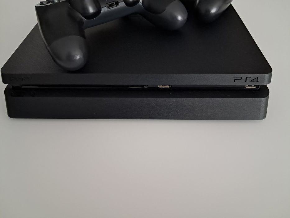 PS 4 с две конзоли и  игри към него