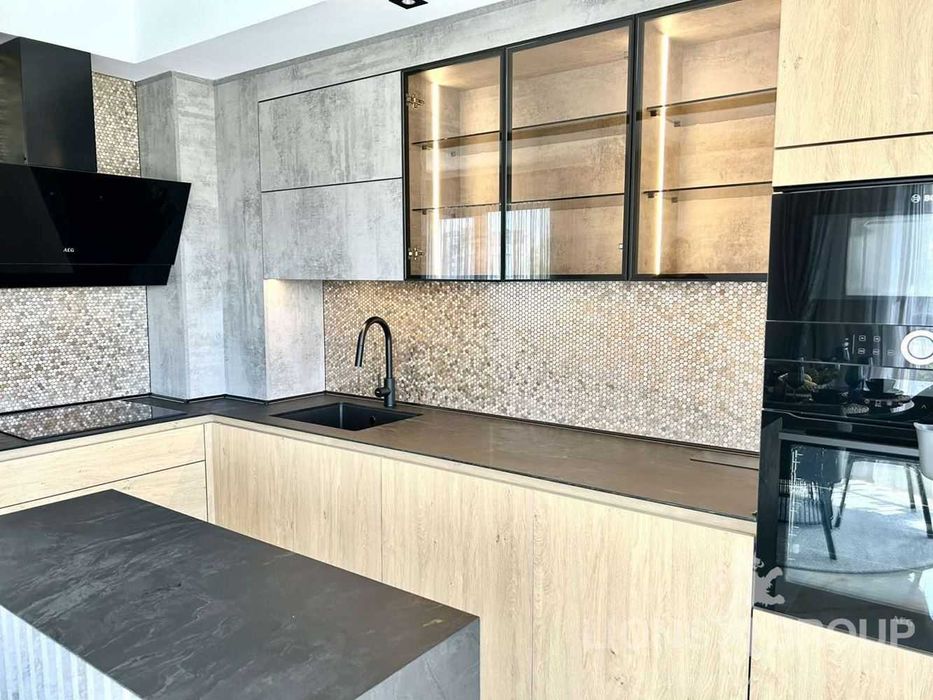 Дава се под наем Тристаен апартамент в Варна, Бриз - 110 кв.м за 1300 € - Снимка #1