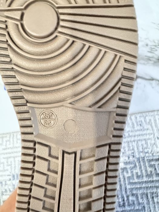 Продам крассовки новые