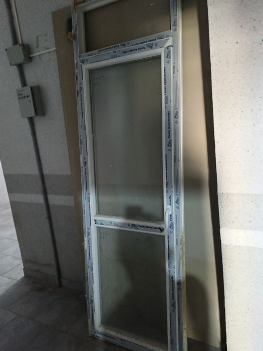 Пластиковое окно с дверью