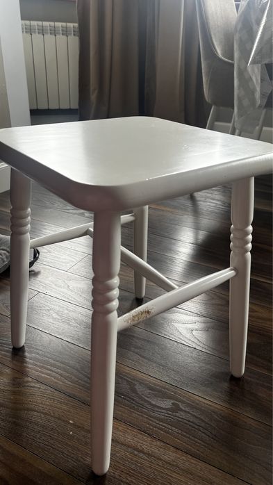 Деревянные табуретки стулья