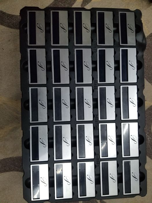 vand lot 25 de ecusoane din plastic de foarte buna cslitate