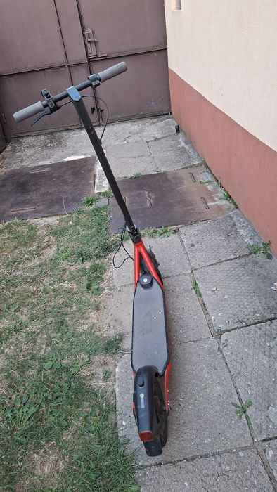Trotineta electrica Nineboot funcționează bine starea se vede in poze a fost achiziționată pentru baiat dar având 12 ani nu are voie sa conducă...