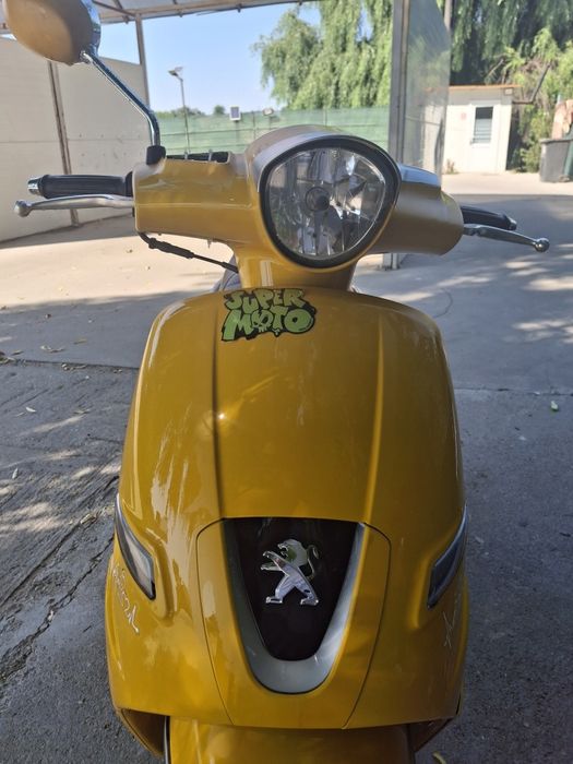 Vand scuter peugeot django.