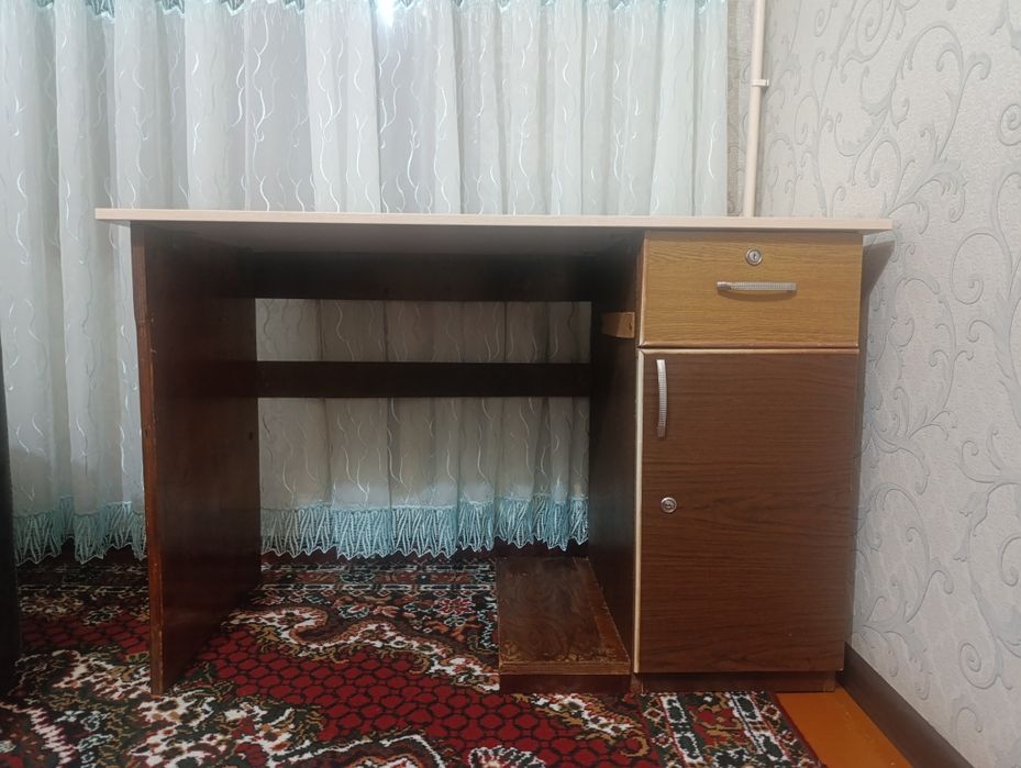Продам письменный стол (Б/У, хориший состояние)