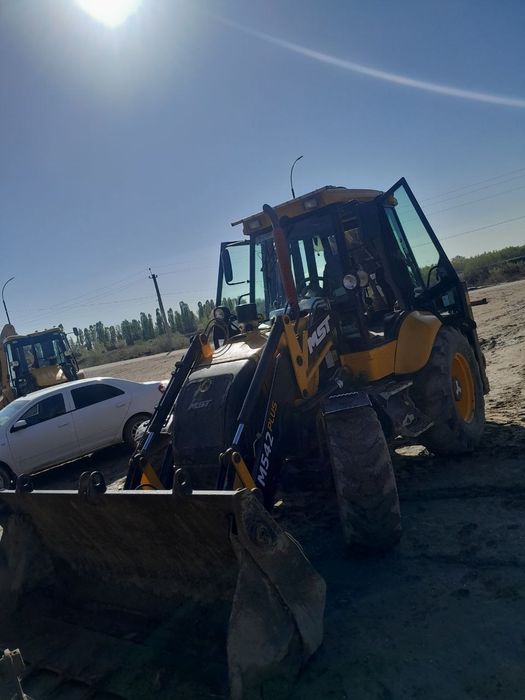 Эксковатор погрузчик MST