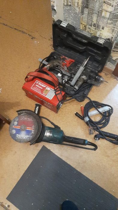 Продам набор инструментов
Продаю сварочный аппарат, болгарку и дрель.