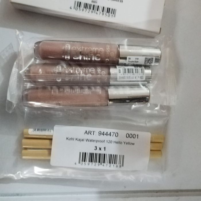 Vând lot produse cosmetice essence și catrice