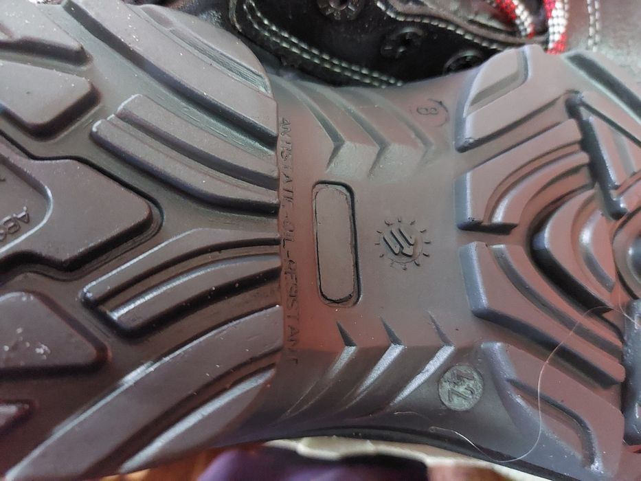 Продавам чисто нови мъжки работни обувки и ботуши