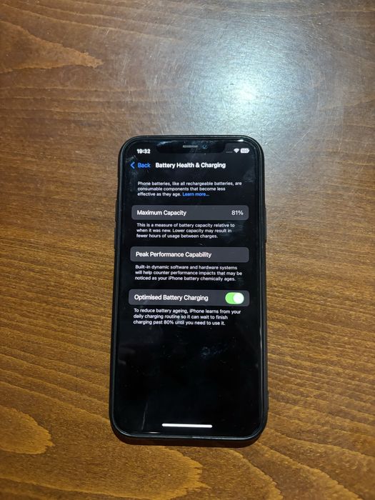 продава се iphone 11 pro
