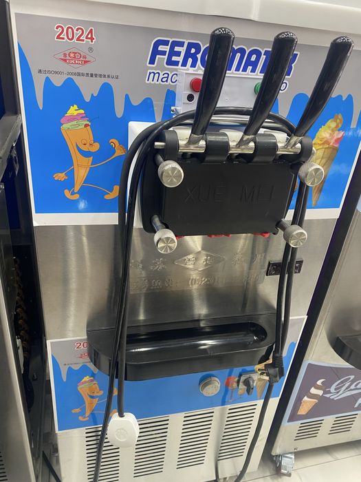 Frezer muzqaymoq aparat.