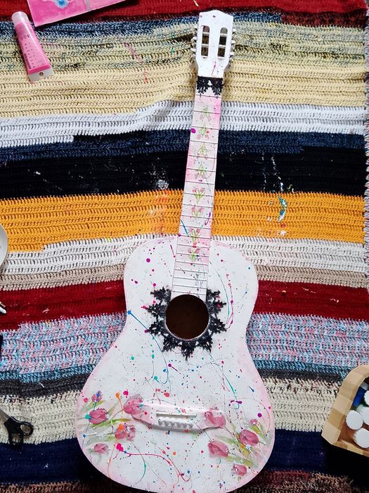 Уникална ръчно декорирана класическа китара