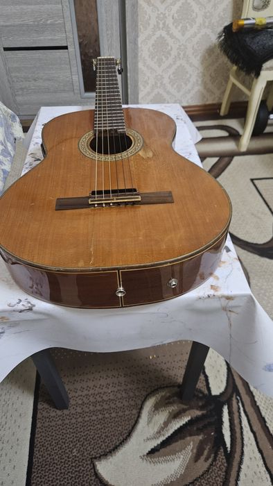 Gitara sotiladi ispanskiy qadimgi arginal gitara