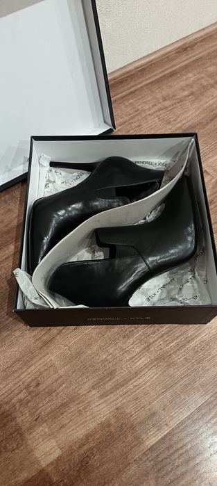 Продавам боти Kendall+Kylie