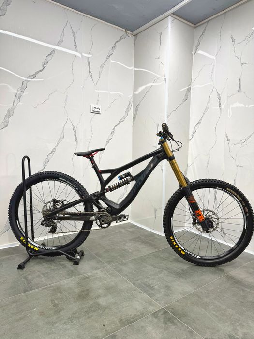 Висок клас велосипед за спускане Pivot Phoenix Carbon L 27.5