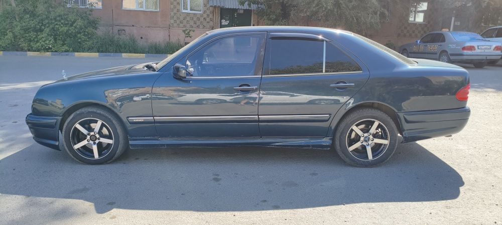 Mercedes-Benz E230/W210