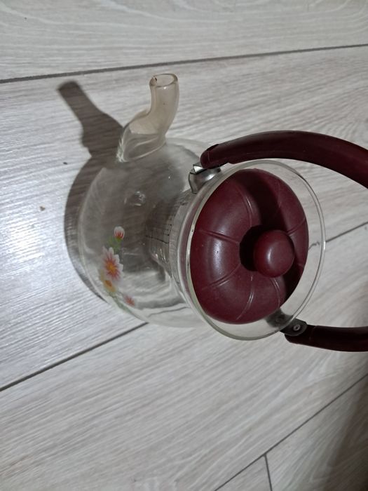 Бесплатно Чайник с заварником продам.