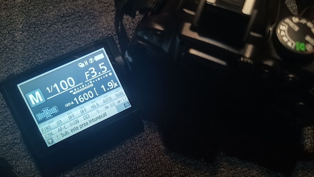 Vând Nikon D5200 și bliț Godox TT350N