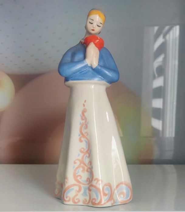 Фарфоровые статуэтки.