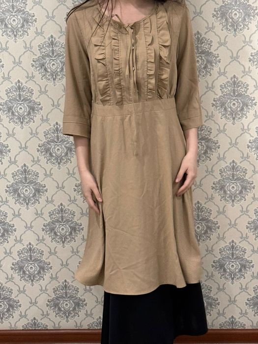 Платье бежевого оттенка