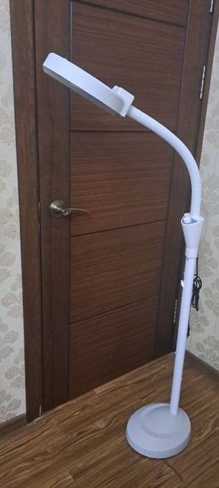 Лампа с лупой и подсветкой на штативе для косметолога / lashmaker