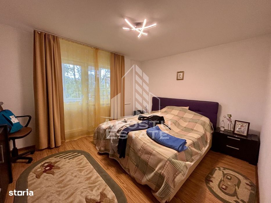 Apartament cu 4 camere, etaj intermediar, centrala, zona Shopping City